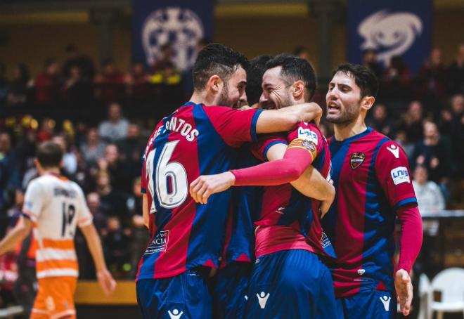 Los jugadores del Levante FS celebran el gol de Márquez (Levante UD).