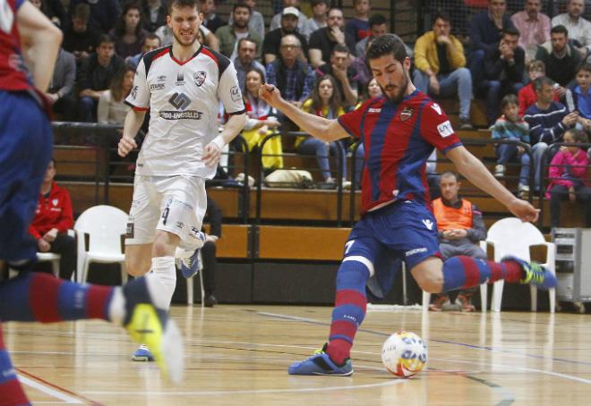 Buendía arma la pierna para disparar durante el partido entre el Levante FS y el Santiago Futsal (Levante UD).