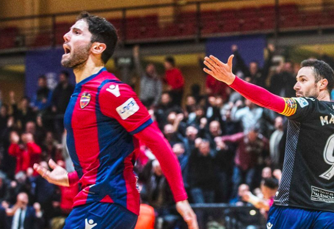 Lucho junto al capitán celebrando un tanto. (Foto: Levante UD)