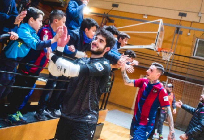 Nacho Serra junto a la afición. (Foto: Levante UD)