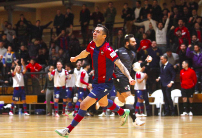 Tiaguinho celebra uno de sus goles en el Cabanyal. (Foto: Levante UD)