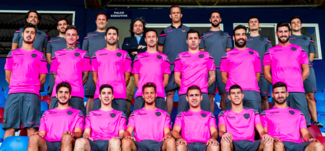 La plantilla posa con los colores de la 2017-2018 (Foto: Levante UD)