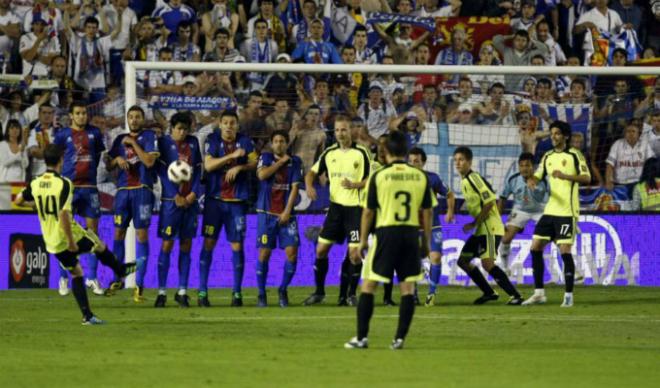 Gabi, en el momento previo a marcar uno de sus dos goles en el polémico Levante-Zaragoza de la 2010-11.