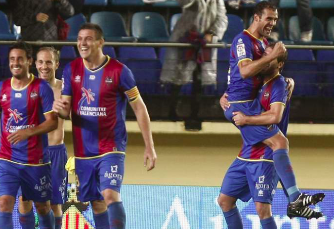 Los jugadores del Levante UD celebran el liderato. (Foto: EFE)