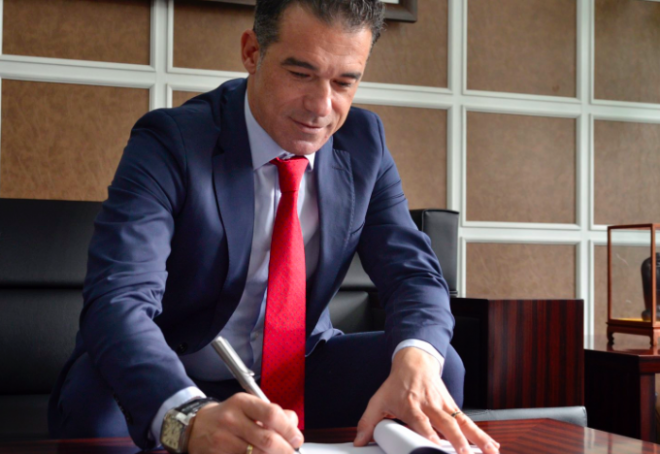 Luis García firma su nuevo contrato.