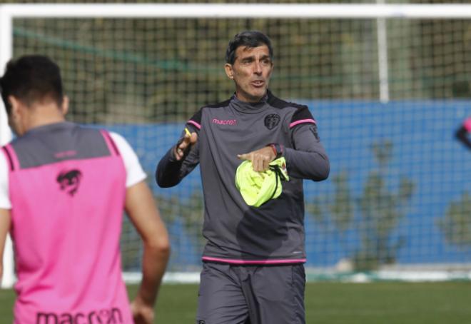 Muñiz, técnico del Levante UD, en una sesión de entrenamiento.