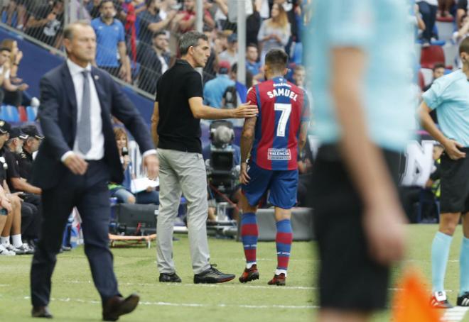 Juan Ramón López Muñiz junto a Samu García frente al Alavés. (Foto: Iranzo y González)