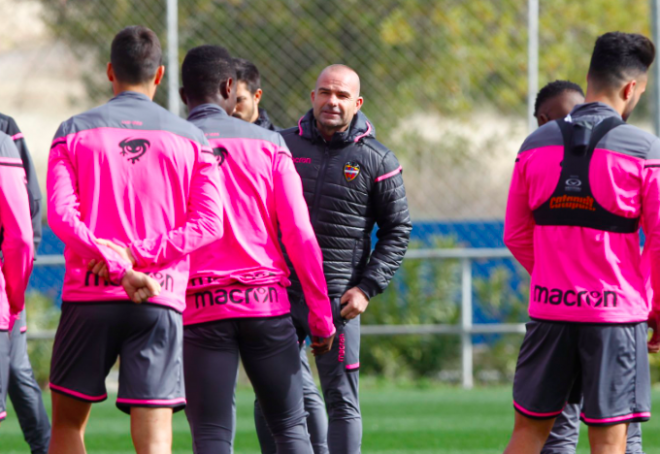 Paco López junto a sus jugadores en la sesión de hoy. (Foto: Levante UD)