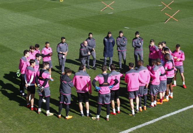 Paco López con sus jugadores en Buñol. (Foto: Levante UD)