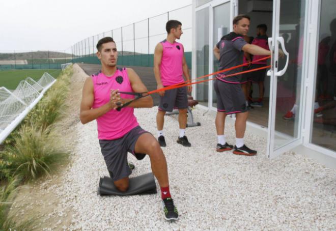 Álex Alegría, en un entrenamiento del Levante UD.