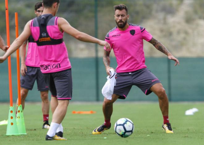 Antonio Luna, en un entrenamiento del Levante UD.