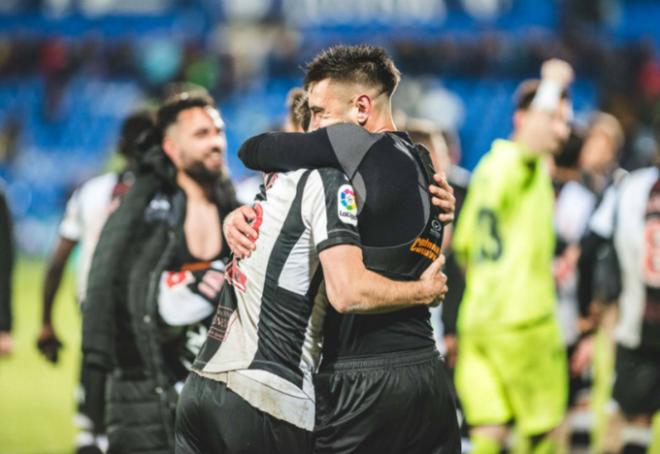 Cabaco abraza a Coke tras finalizar el partido entre el Levante UD y el Getafe en el Coliséum (Jorge Ramírez).