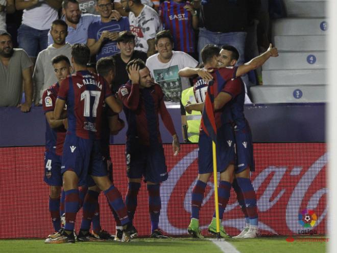 Chema, abrazado por sus compañeros tras su golazo en el partido entre el Levante UD y la Real Sociedad.