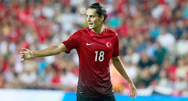 Enes Ünal luciendo los colores de la selección turca.