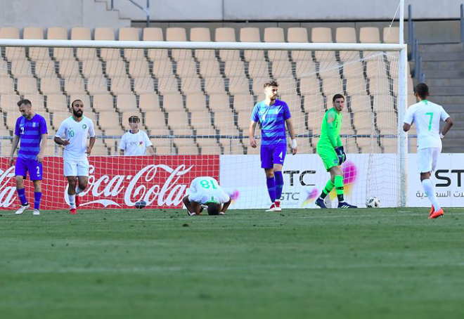 Los jugadores saudíes celebran el segundo tanto del encuentro. (Foto: @SaudiFF)