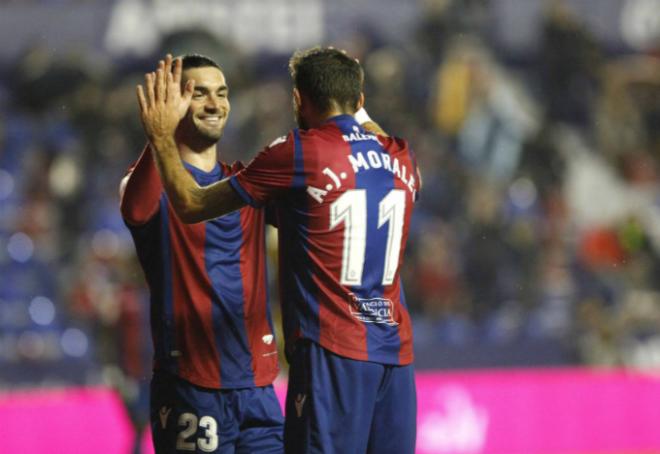 Jason celebra con Morales uno de los goles del Levante UD en su eliminatoria de Copa del Rey contra el Girona (David González).