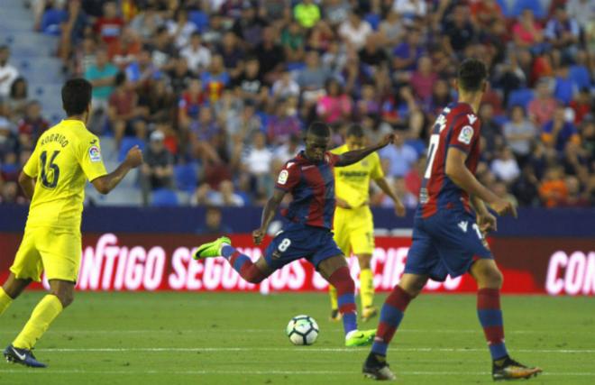 Jefferson Lerma se prepara para golpear el balón durante el Levante - Villarreal.