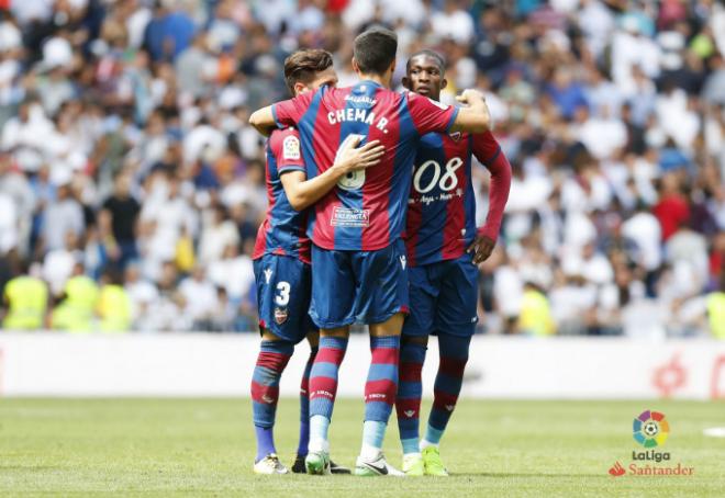 Jefferson Lerma se abraza a sus compañeros durante el Real Madrid-Levante (LaLiga).
