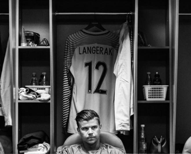 Langerak, portero del Levante UD, en el vestuario de Australia (Instagram Oficial).