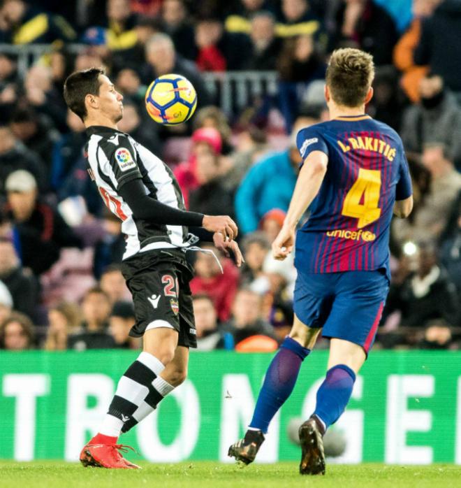Lukic controla la pelota con el pecho durante la visita del Levante UD al FC Barcelona en el Camp Nou.