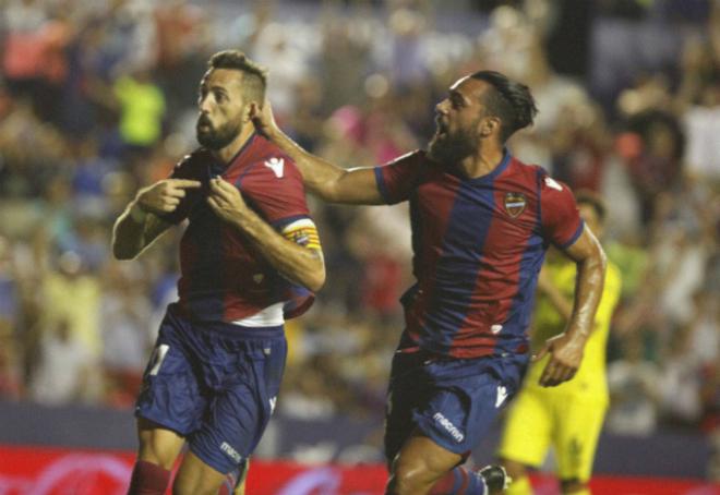 Morales se señala el escudo en la celebración en el debut liguero. (Foto: Iranzo y González)
