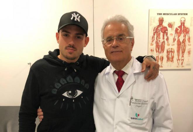Roger Martí, junto al Doctor Cugat, tras recibir el alta médica.