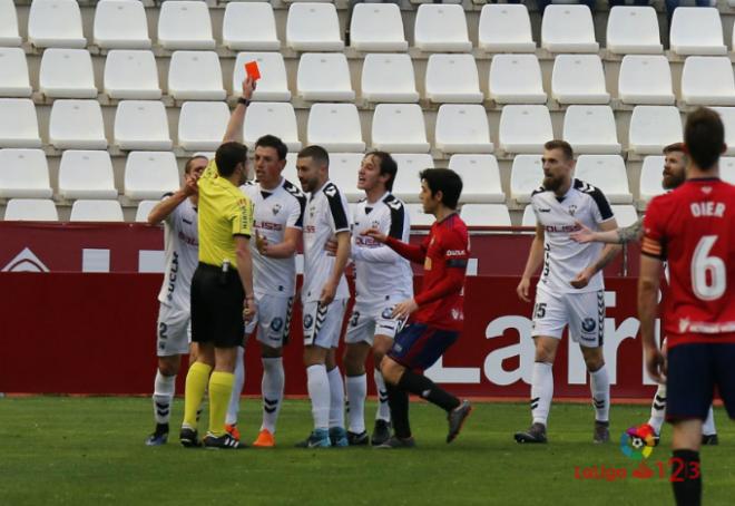 Saveljich ve la tarjeta roja en el partido entre el Albacete, donde juega cedido por el Levante UD, y el Osasuna (LaLiga).