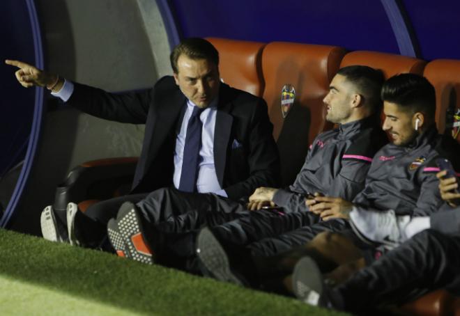 Quico Catalán conversa con Jason y Samu García en la previa del partido entre el Levante UD y el Atlético de Madrid (David González).