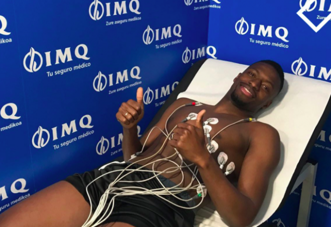 Diop posando en las pruebas médicas con el Éibar. (Foto: SD Eibar)