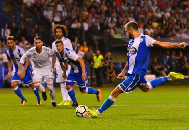 Andone lanza el penalti que falló durante el partido en el Deportivo y el Real Madrid de la primera jornada (Óscar Cajide).