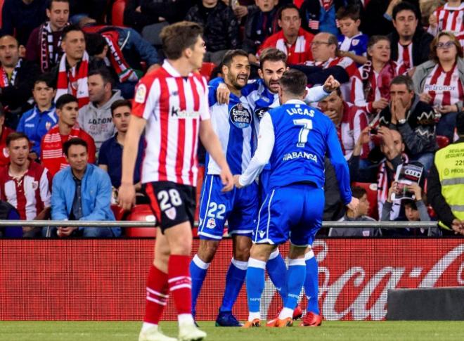 Borges, Adrián y Lucas Pérez celebran eufóricos uno de los goles del Deportivo frente al Athletic en San Mamés (EFE).