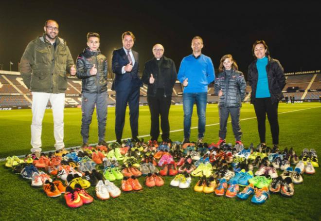 La cúpula del Levante UD posa con las botas que le llegarán a los niños de Togo y Perú.