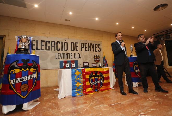 Quico Catalán junto a Miguel Barrachina en el acto de la Delegación de Peñas del Levante. (Foto: Levante UD)