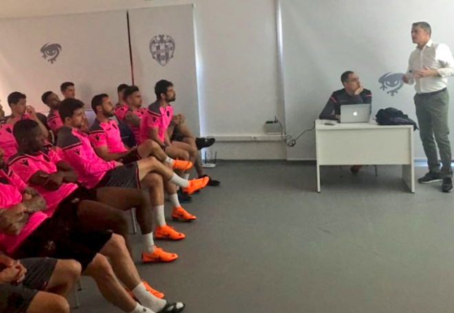 Los jugadores pendientes de la charla en la Ciudad Deportiva de Buñol. (Foto: Levante UD)