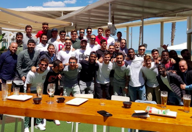 La plantilla comió junta en Brassa del Mar. (Foto: Levante UD)