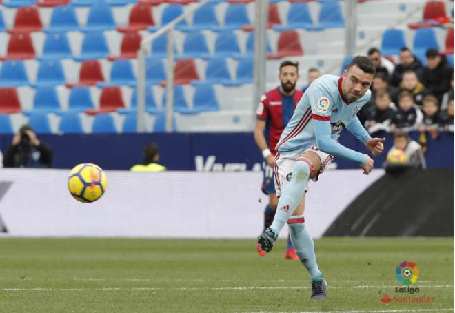Iago Aspas golpea el balón durante el Levante-Celta (LaLiga).