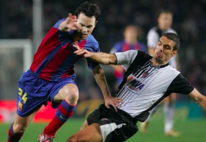 Iniesta junto a Celestini en el encuentro donde marcó su primer gol con el Barça. (Foto: EFE)