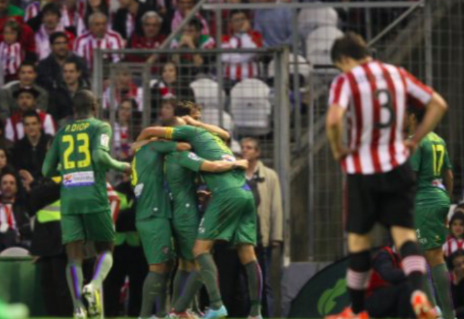 Juanlu celebrando el gol con sus compañeros. (Foto: Levante UD)