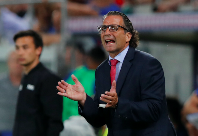 Juan Antonio Pizzi dirigiendo a Arabia frente a Italia.