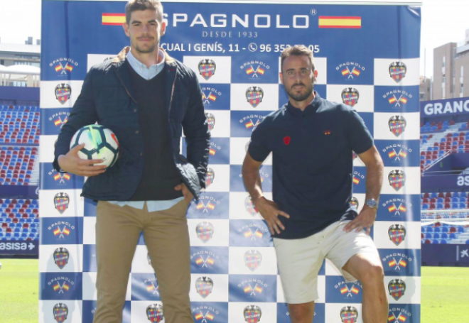 Raúl Fernández y Pedro López posan con la ropa de Spagnolo. (Foto: Levante UD)