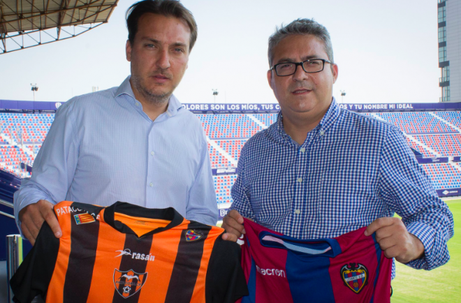 Quico Catalán y Salva Pons, han rubricado este convenio. (Foto: Levante UD)