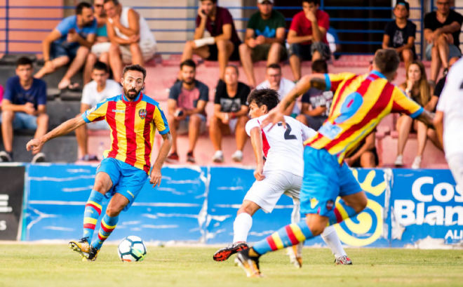 Morales, frente a La Nucía. (Foto: Levante UD)