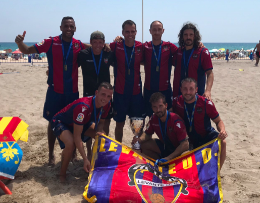 El Levante con la Copa. (Foto: FFCV)