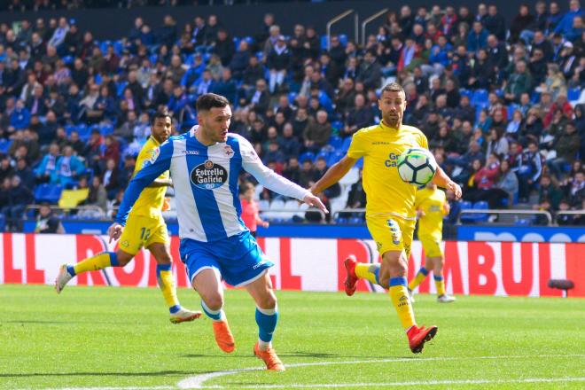 Lucas Pérez persigue un balón ante la mirada de David García (Foto: Óscar Cajide)