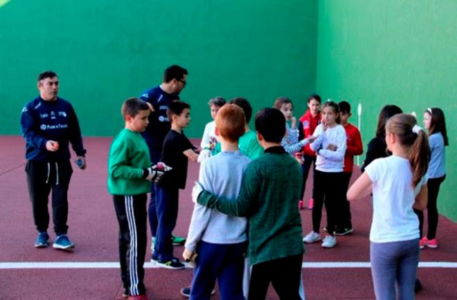 Pilota a l’Escola descansa per Pasqües.