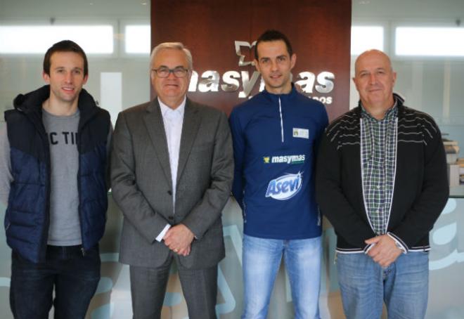 Foto de la signatura del conveni.
