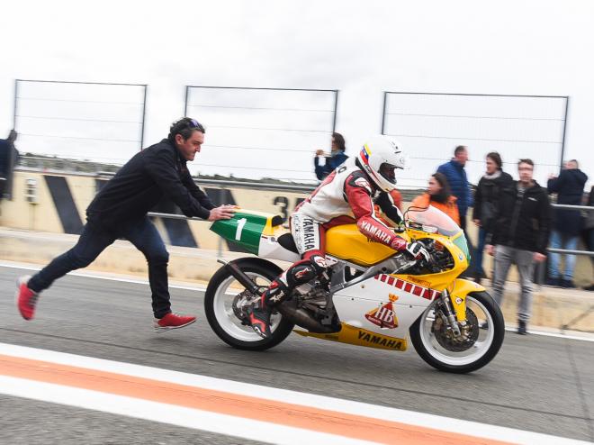 Champi impulsa la monto de Carlos Lavado en el Racing Legends del Circuit Ricardo Tormo (Foto: Eduardo Manzana)