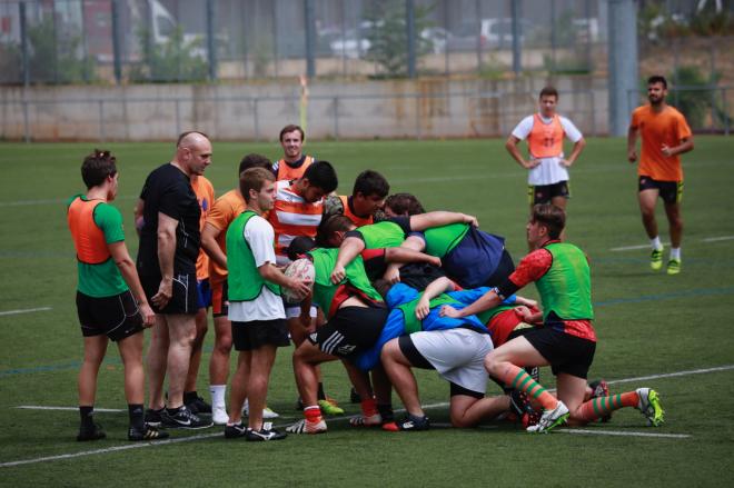 Los chicos y chicas han jugado junto a los participantes en el torneo de Veteranos.