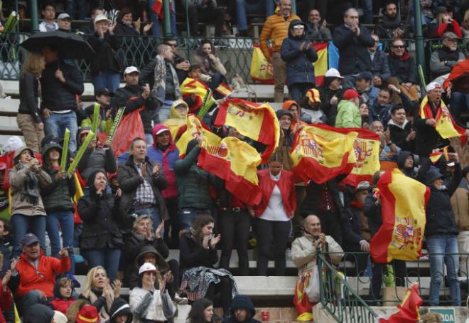 Afición española durante el partido. (Foto: Alberto Iranzo)