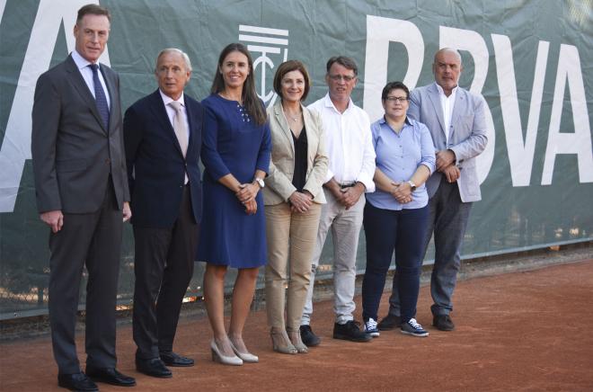 Foto de família de la presentación en el Club de Tenis Valencia.